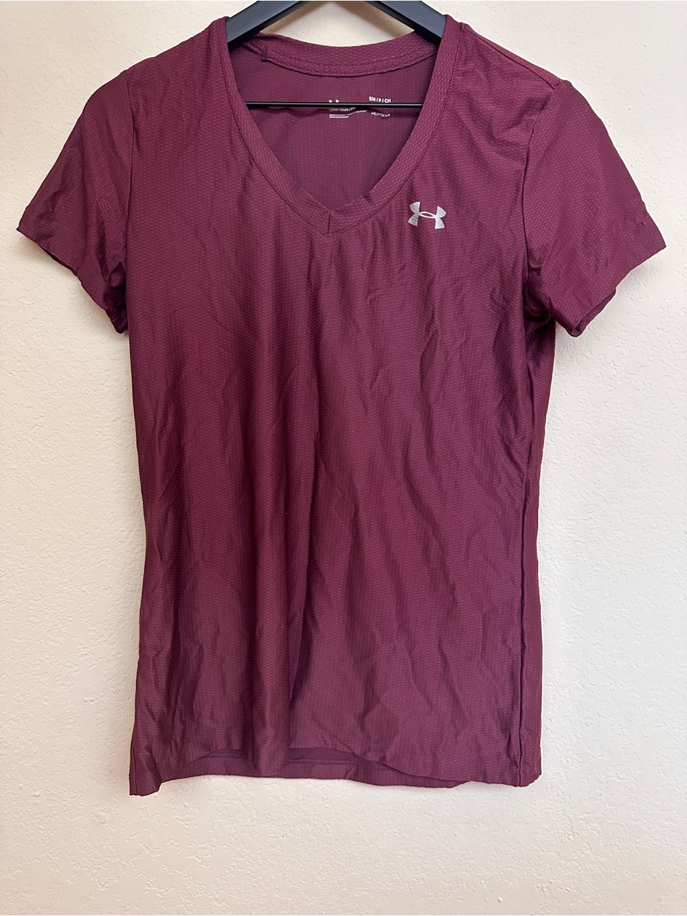 Under Armour Women's Short Sleeve V-Neck Top — Maroon